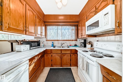 7007 140 Avenue, Edmonton, AB - Indoor Photo Showing Kitchen With Double Sink