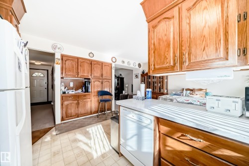 7007 140 Avenue, Edmonton, AB - Indoor Photo Showing Kitchen
