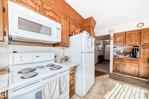 7007 140 Avenue, Edmonton, AB - Indoor Photo Showing Kitchen