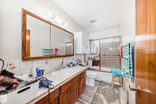 7007 140 Avenue, Edmonton, AB - Indoor Photo Showing Bathroom