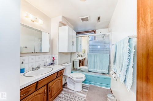 7007 140 Avenue, Edmonton, AB - Indoor Photo Showing Bathroom