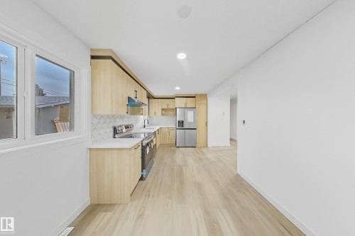 15911 108 Avenue, Edmonton, AB - Indoor Photo Showing Kitchen