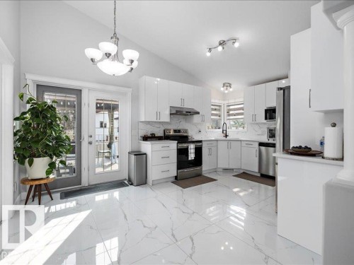 2919 151A Avenue, Edmonton, AB - Indoor Photo Showing Kitchen With Upgraded Kitchen