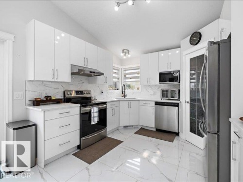 2919 151A Avenue, Edmonton, AB - Indoor Photo Showing Kitchen With Upgraded Kitchen