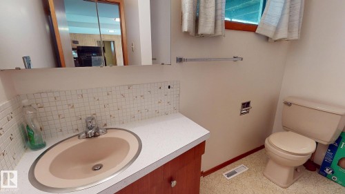13 Valleyview Crescent, Edmonton, AB - Indoor Photo Showing Bathroom