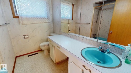 13 Valleyview Crescent, Edmonton, AB - Indoor Photo Showing Bathroom