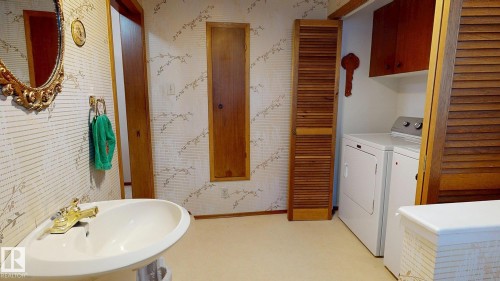13 Valleyview Crescent, Edmonton, AB - Indoor Photo Showing Laundry Room