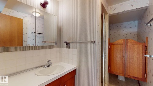 13 Valleyview Crescent, Edmonton, AB - Indoor Photo Showing Bathroom