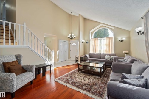 18204 61 Avenue, Edmonton, AB - Indoor Photo Showing Living Room