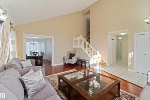 18204 61 Avenue, Edmonton, AB - Indoor Photo Showing Living Room