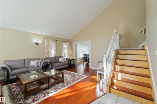 18204 61 Avenue, Edmonton, AB - Indoor Photo Showing Living Room