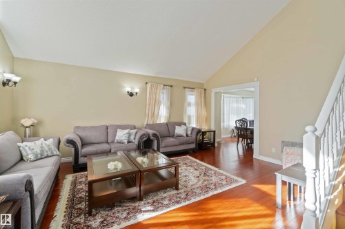 18204 61 Avenue, Edmonton, AB - Indoor Photo Showing Living Room