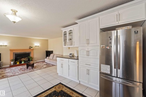 18204 61 Avenue, Edmonton, AB - Indoor Photo Showing Kitchen