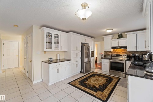 18204 61 Avenue, Edmonton, AB - Indoor Photo Showing Kitchen