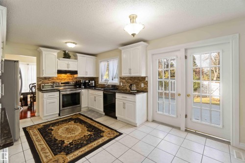 18204 61 Avenue, Edmonton, AB - Indoor Photo Showing Kitchen