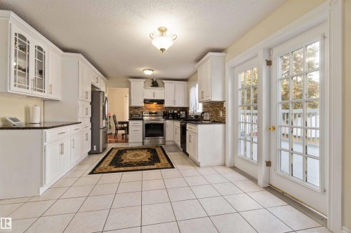 18204 61 Avenue, Edmonton, AB - Indoor Photo Showing Kitchen