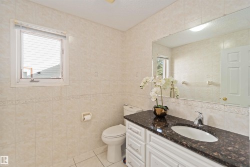 18204 61 Avenue, Edmonton, AB - Indoor Photo Showing Bathroom