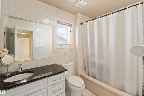 18204 61 Avenue, Edmonton, AB - Indoor Photo Showing Bathroom