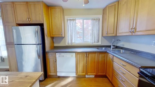 668 Lakewood Road N, Edmonton, AB - Indoor Photo Showing Kitchen
