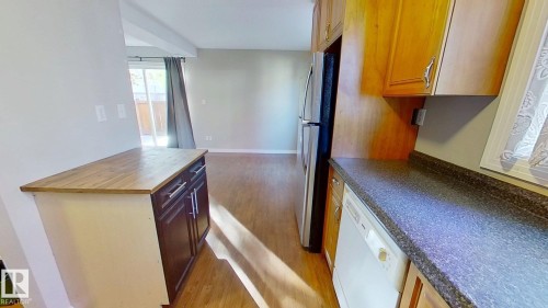 668 Lakewood Road N, Edmonton, AB - Indoor Photo Showing Kitchen