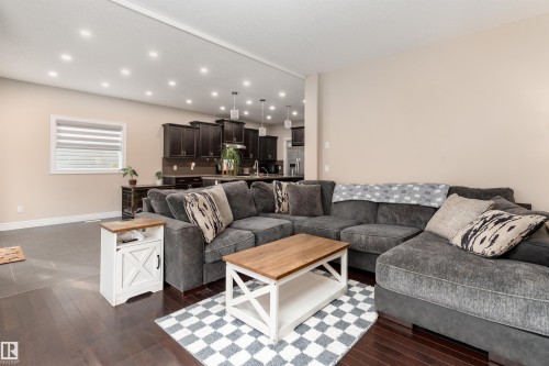 11535 16 Avenue, Edmonton, AB - Indoor Photo Showing Living Room