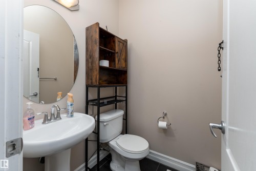 11535 16 Avenue, Edmonton, AB - Indoor Photo Showing Bathroom