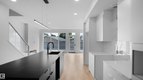 109 Elsinore Place, Edmonton, AB - Indoor Photo Showing Kitchen