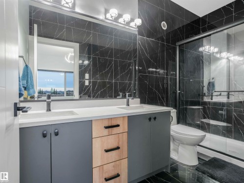 1305 Adamson Drive, Edmonton, AB - Indoor Photo Showing Bathroom
