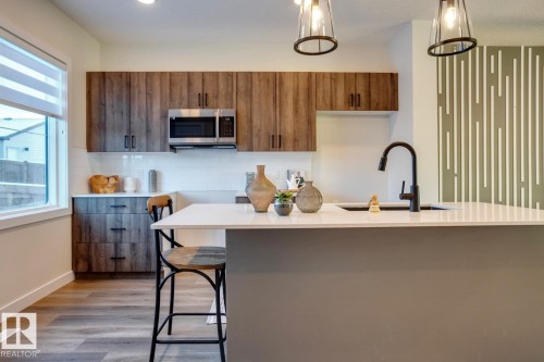 28 Hunter Place, Spruce Grove, AB - Indoor Photo Showing Kitchen With Upgraded Kitchen