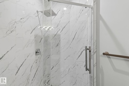 7520 173 Avenue, Edmonton, AB - Indoor Photo Showing Bathroom