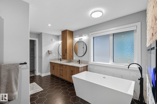7520 173 Avenue, Edmonton, AB - Indoor Photo Showing Bathroom