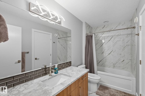 7520 173 Avenue, Edmonton, AB - Indoor Photo Showing Bathroom