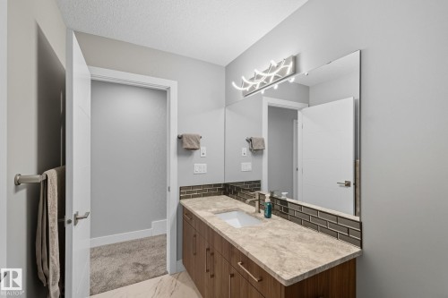 7520 173 Avenue, Edmonton, AB - Indoor Photo Showing Bathroom