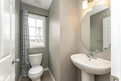 60 9151 Shaw Way, Edmonton, AB - Indoor Photo Showing Bathroom