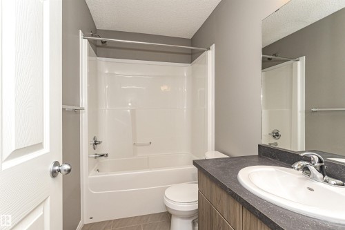 60 9151 Shaw Way, Edmonton, AB - Indoor Photo Showing Bathroom