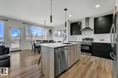 5 Elwyck Gate, Spruce Grove, AB - Indoor Photo Showing Kitchen With Stainless Steel Kitchen With Upgraded Kitchen