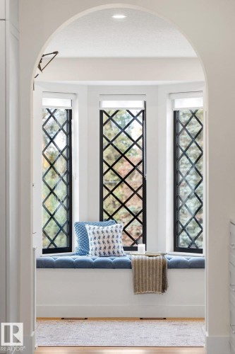 Sitting room with arched walkways - 183 Windermere Drive, Edmonton, AB - Indoor Photo Showing Other Room