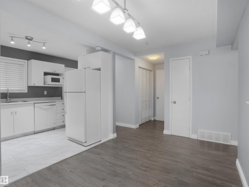 1608 Mill Woods Road E, Edmonton, AB - Indoor Photo Showing Kitchen