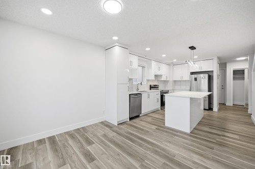 336 Wild Rose Way Nw, Edmonton, AB - Indoor Photo Showing Kitchen With Upgraded Kitchen