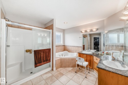 1525 Haswell Close, Edmonton, AB - Indoor Photo Showing Bathroom