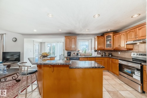1525 Haswell Close, Edmonton, AB - Indoor Photo Showing Kitchen