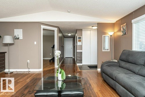 320 Maple Wood Drive, Edmonton, AB - Indoor Photo Showing Living Room