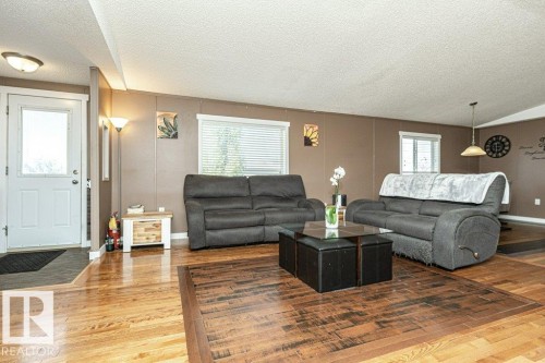 320 Maple Wood Drive, Edmonton, AB - Indoor Photo Showing Living Room