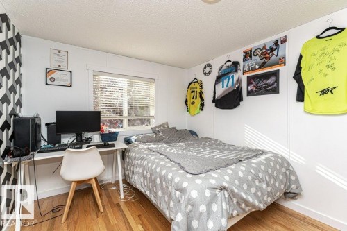 320 Maple Wood Drive, Edmonton, AB - Indoor Photo Showing Bedroom