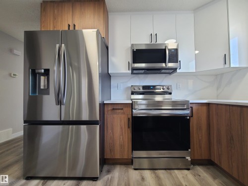 16924 95 Street, Edmonton, AB - Indoor Photo Showing Kitchen