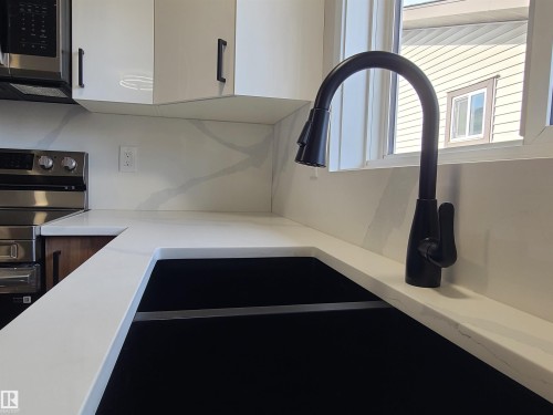 16924 95 Street, Edmonton, AB - Indoor Photo Showing Kitchen