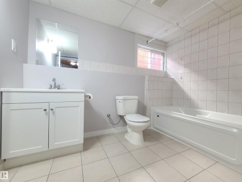 16924 95 Street, Edmonton, AB - Indoor Photo Showing Bathroom