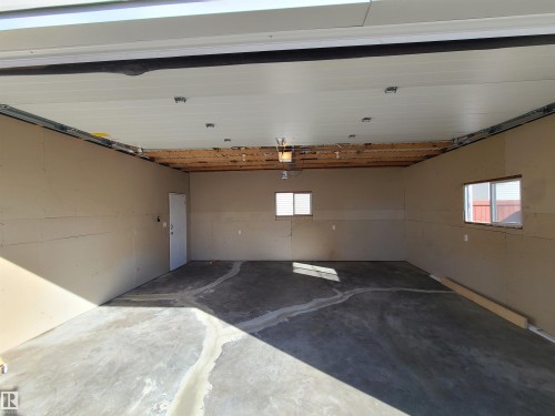 16924 95 Street, Edmonton, AB - Indoor Photo Showing Garage