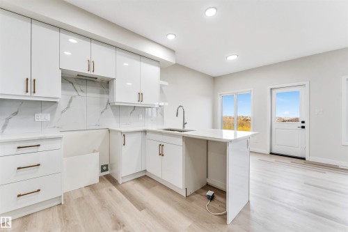 139 Pierwyck Loop, Spruce Grove, AB - Indoor Photo Showing Kitchen