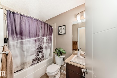 1426 26 Avenue, Edmonton, AB - Indoor Photo Showing Bathroom
